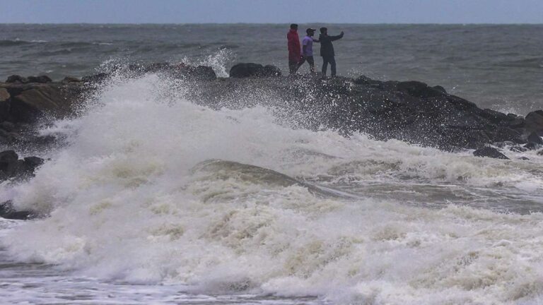 श्रीलंका से आगे बढ़ा चक्रवाती तूफान ‘दित्वा’, दहशत में साउथ इंडिया, इन राज्यों में मूसलाधार बारिश