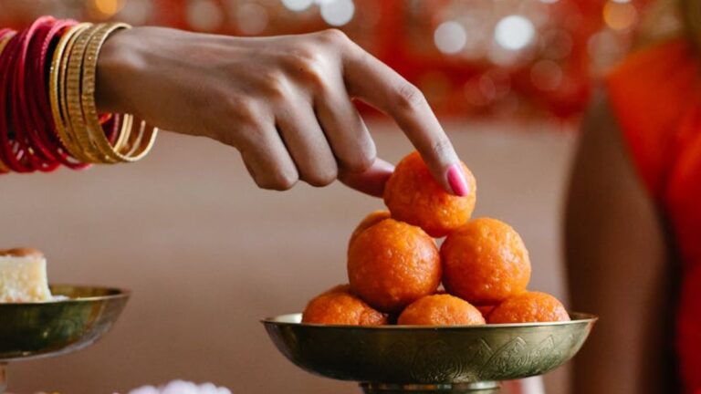 Consumer Rights: जब 1 लड्डू कम तौलने को लेकर दुकानदार पर लगा 22 हजार का जुर्माना, पढ़िए पैकिंग बॉक्स के वजन पर विवाद की कहानी