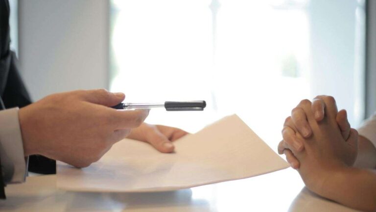 Consumer Rights: बीमा कंपनी की चालाकी पर चला आयोग का डंडा, उपभोक्ता को ऐसे दिलाए पूरे 14 लाख रुपये; जानें पूरा मामला