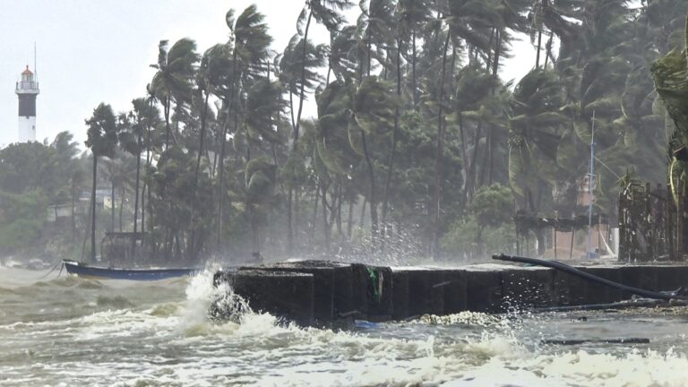 श्रीलंका में 123 की जान लेने के बाद भारत के इन राज्यों की ओर बढ़ रहा चक्रवाती तूफान दित्वा, फ्लाइट और स्कूल सब बंद