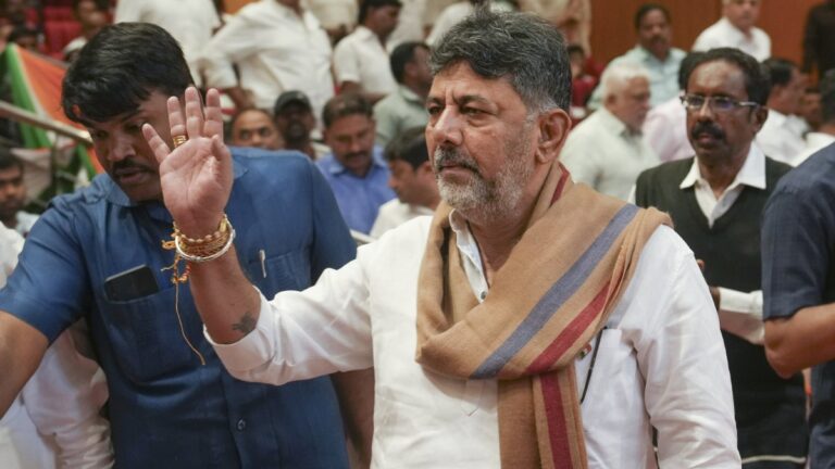 कर्नाटक में CM पद के लिए रस्साकशी जारी, DK शिवकुमार ने दिल्ली भेजा विधायकों का नया जत्था