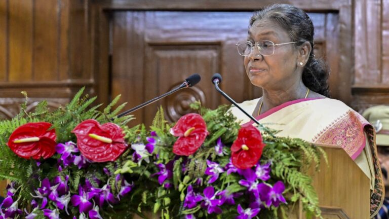 संविधान दिवस पर संसद में विशेष कार्यक्रम, राष्ट्रपति मुर्मू बोलीं- भारत का लोकतंत्र दुनिया के लिए मिसाल