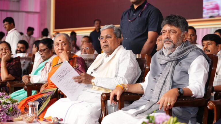 कर्नाटकः डीके शिवकुमार ने सिद्धारमैया के सामने किया सोनिया गांधी की ‘कुर्बानी’ का जिक्र, ब्रेकफ़ास्ट पर कल करेंगे मीटिंग