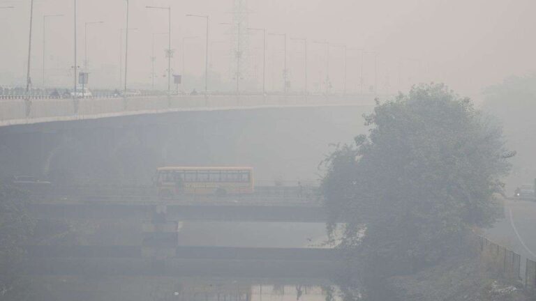 नवंबर में गाजियाबाद रहा देश का सबसे प्रदूषित शहर, जानें दिल्ली किस नंबर पर रही