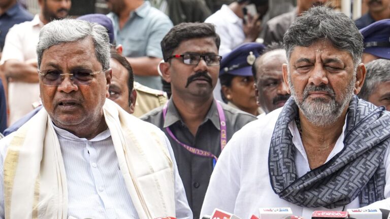 अभी नहीं थमी कर्नाटक में खींचतान? वेणुगोपाल का स्वागत में यूं आमने-सामने दिखे शिवकुमार और सिद्धारमैया के समर्थक